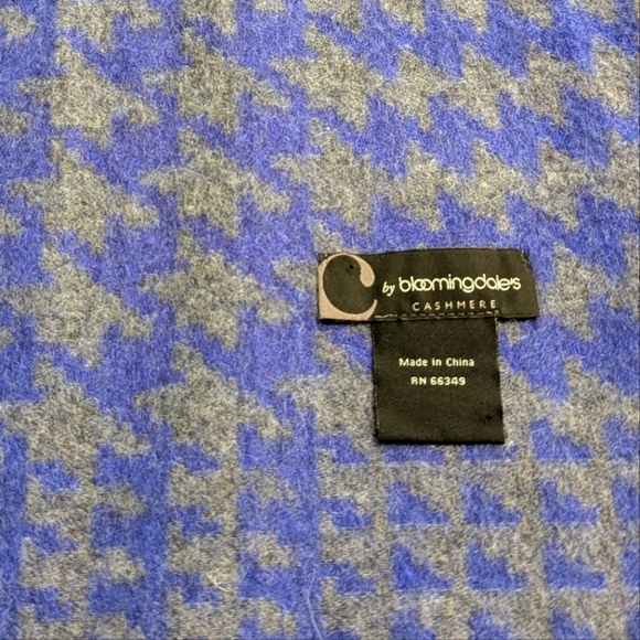 Bloomingdales Blue and Gray Houndstooth 100% Cashmere Scarf - Picture 14 of 14
